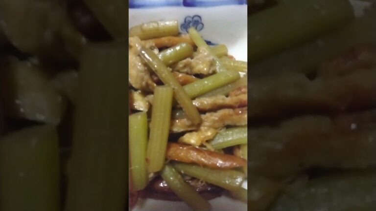 ふきと、さつま揚げと、あげの煮物麺汁で簡単に作れます。