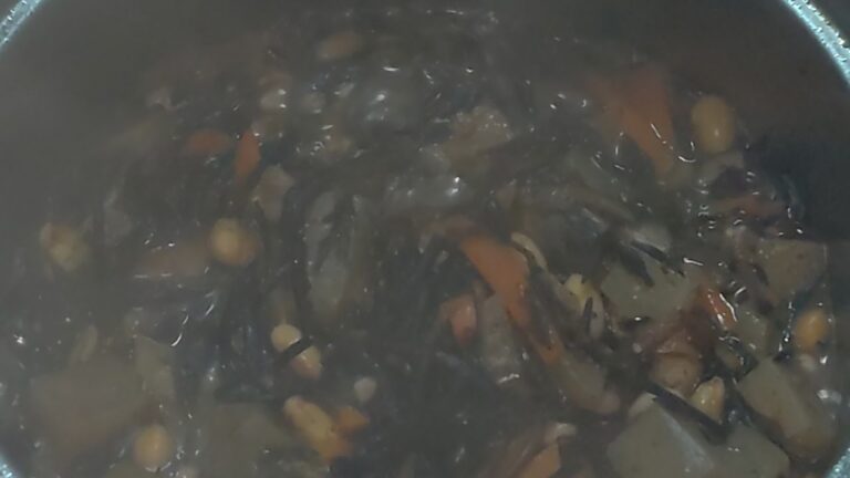 ひじきと大豆の煮物を煮詰めた。