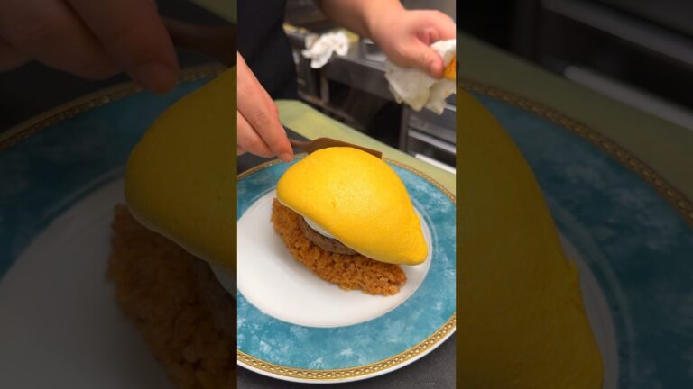 大会で日本一に輝いた極上オムライス！ハンバーグとカマンベールを丸ごと挟んだ豪快な一皿【さん太：愛知岡崎】