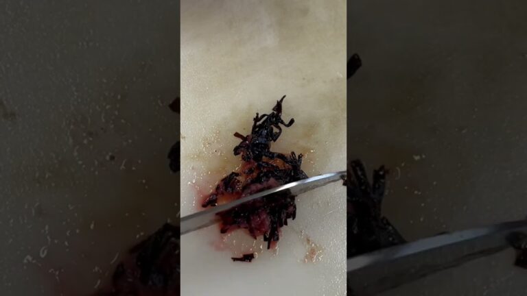 梅干しと塩昆布をたたく【きゅうりの梅昆布和え】