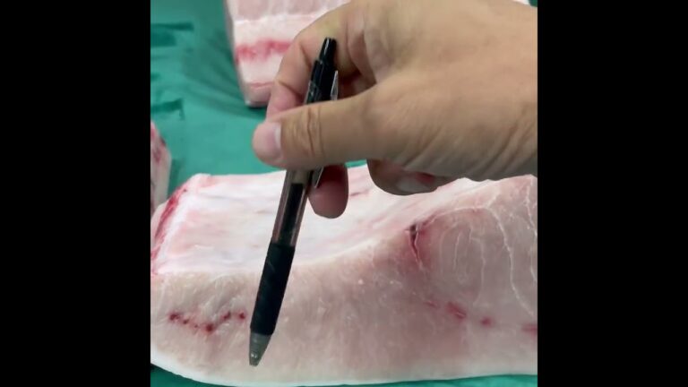 #メカジキ #気仙沼 生のメカジキ！脂の部分の厚みが凄い！#エスカマーレ #escamare #江古田 #スーパーマーケット #スーパー #グルメ #おうちご飯 #天然 #高品質 #無添加 #こだわり