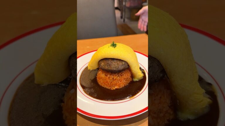 肉厚ハンバーグを丸ごと挟んだチーズオムライス！自家製デミグラスの芳醇な香りもたまらない【アランチャ：愛知名古屋】