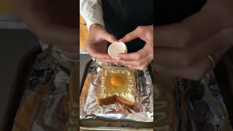【朝ごはん】目玉焼きトースト🍞半熟卵でトローリ🍳#shorts