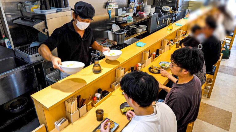 開店→即満席！パワー系イケイケ店主が作る絶品うどんに爆食いアニキが殺到する人気うどん屋の１日。