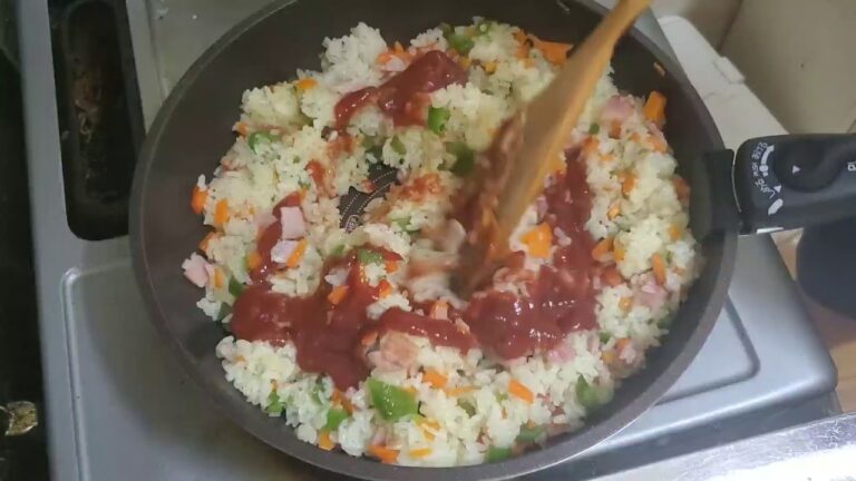 今回はお昼にケチャップライスとチンゲン菜の卵スープを作ります。