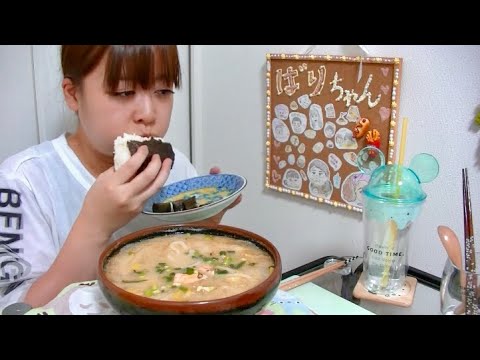 【大盛り】鮭入りネギ味噌うどんと大きいおにぎりとキューちゃん【アレンジ】