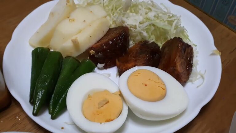 とある日の実家の晩飯：豚肉と白菜炒め、餃子、サバの味噌煮缶詰、煮物、山芋の千切り、ぬか漬け、味噌汁、白飯、オクラの塩漬けとゆで卵と柿とりんご：東京都杉並区和田二丁目　20231024 185741