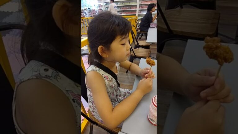 【韓ビニ】ヤンニョムチキン(イートインスペースで食べてみた)#shorts