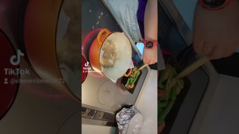 今日の朝ごはん。卵の味噌汁、いんげんとウインナーの炒め物。めちゃめちゃ美味しい♪︎