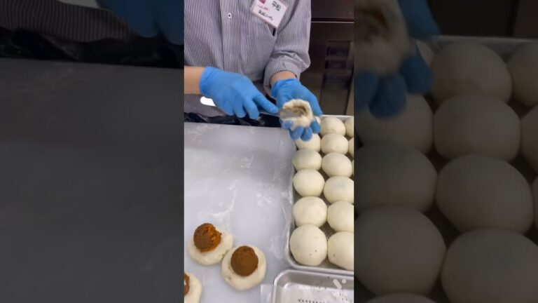 焼き立てパンの工程「半熟たまごのキーマカレーパン」