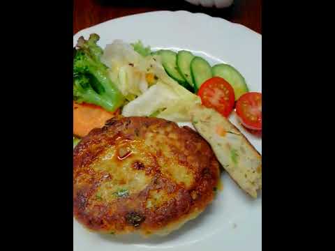 お子さまと一緒に食べて欲しい野菜たっぷり、鶏肉のハンバーグ。脇にカットしたものご覧下さい