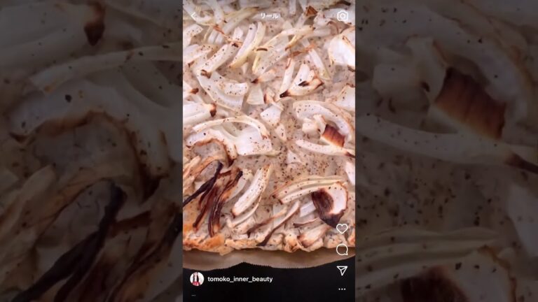 米粉でつくるオニオンブレット🍞せっかくですのでここぞとばかりたっぷりと新玉ねぎを入れています。⁡具沢山にできるのは、手作りならでは。⁡⁡甘くてふわふわ。周りはカリッとしています。