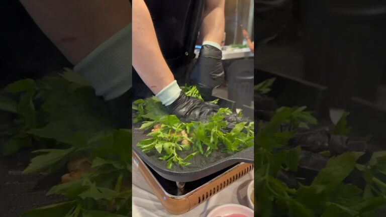 【プルトゥンヌンデジ（풀툰는 데지）】韓国のセリと食べるサムギョプサル（Pultunneungdeji：Samgyeopsal with Japanese parsley in Korea.）