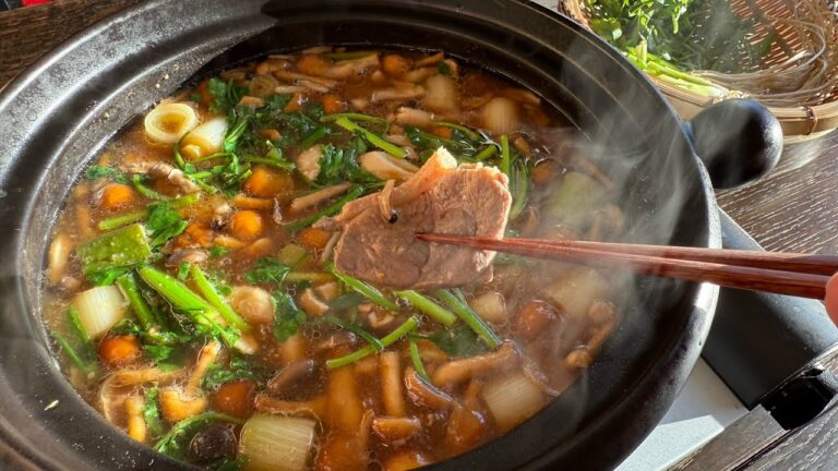 冬の鴨鍋！鴨肉の後を引く甘み､下味を付けたしめじの存在感､なめこの自然なトロミ､せりの清涼感､3種の味噌で仕立てた奥深く､優しい味わい…寒い冬に身体がポカポカ温まる鍋料理の作り方をご紹介します♪