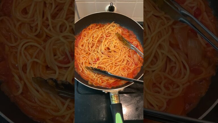 玉ねぎとにんにくのトマトパスタを作る大学生 #大学生 #自炊 #ひとり暮らし #パスタ #トマトパスタ