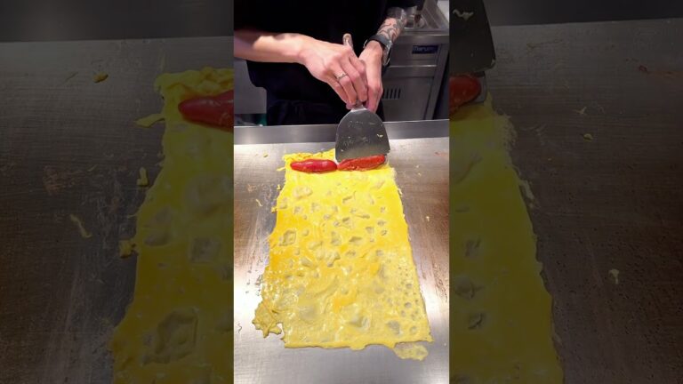 鉄板で作る生明太子チーズだし巻き玉子【BY THE WAY】