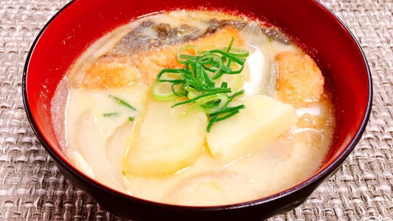 美肌効果抜群!! おかずになる『石狩鍋風♪鮭とじゃがいもの豆乳味噌汁』Salmon & Potatoes Soy milk miso soup