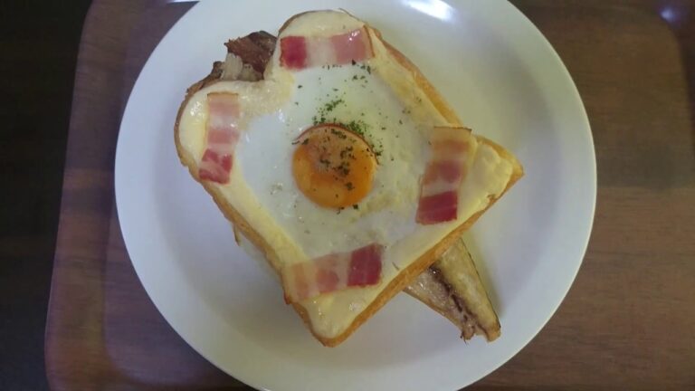 ベーコンエッグサバサンドでおやすみ