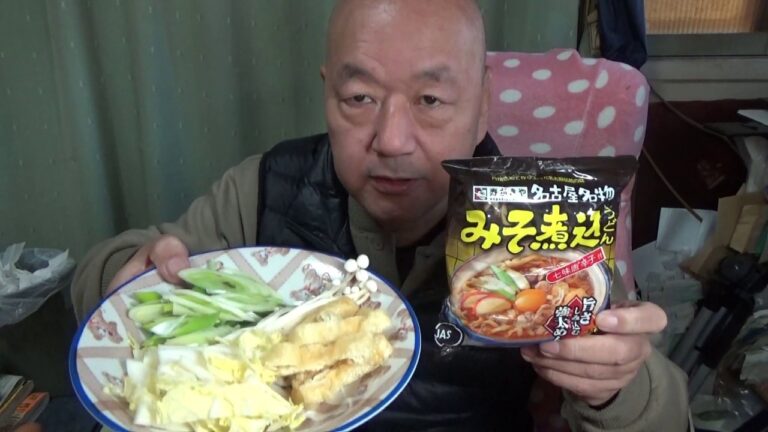 [頑固おやじ]名古屋名物寿がきや味噌煮込みうどん冷蔵庫にある野菜たっぷりで頂きます。