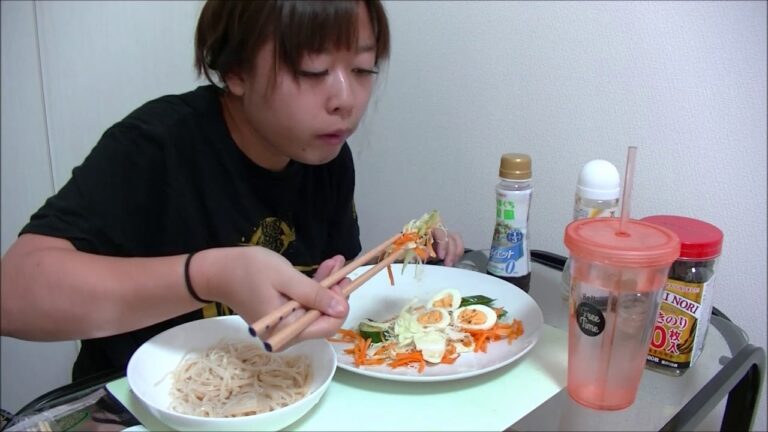 【シンプル美味しい】ごま油うどん＆大盛りゆで卵サラダ【ヘルシー】