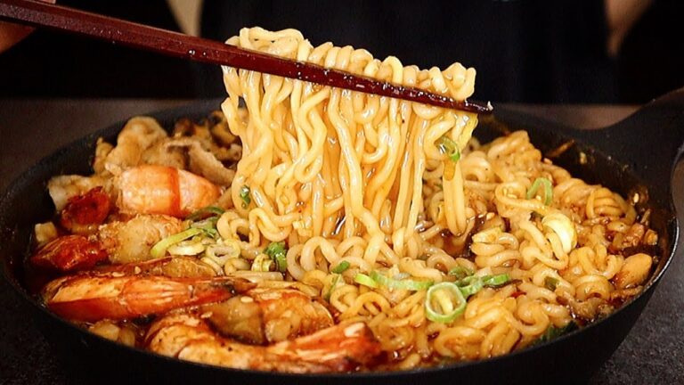 辛ラーメンの旨さをガチで1000倍引き上げる辛くて爆発的に旨いラーメン鍋（プデチゲ風）の作り方