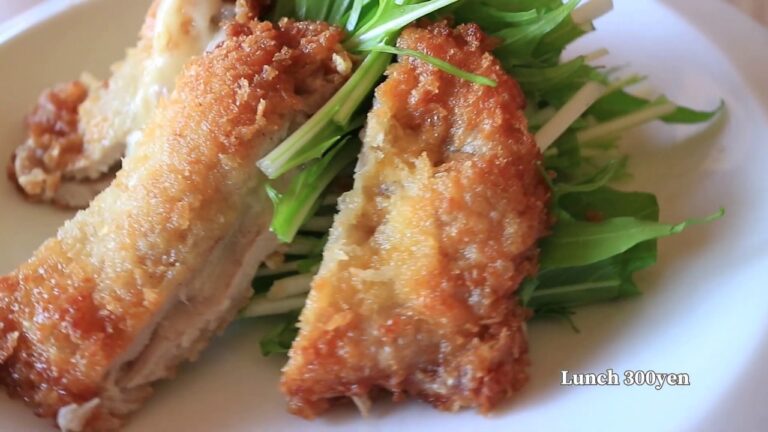 とろけるチーズを挟んだトンカツ（300円ランチ）