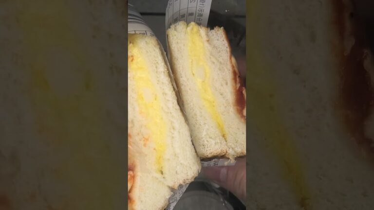 ローソンのたまごピザトーストを切りました。 #ローソン　#たまご　#ピザ　#トースト