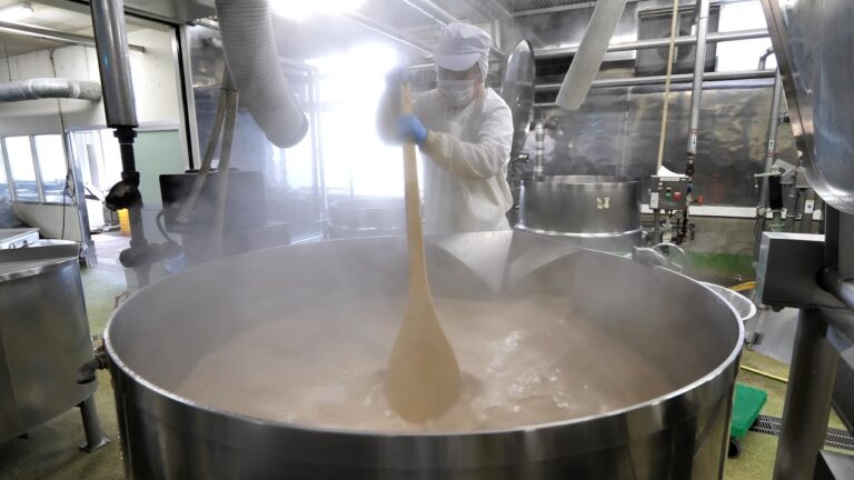 １２００キロの豚骨から出汁をとる行列必至の人気ラーメン店！