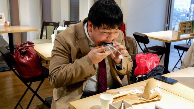 朝から売れまくるお米１日１４升３０種類越えのおにぎり＆肉吸いをキメる客で賑わう最強のおにぎり屋丨Japanese Onigiri Rice Ball Restaurant