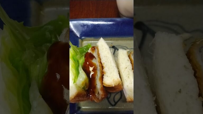 マックの、フィレオフィッシュみたい。白身魚のフライサンド。タルタルじゃなくソースが美味しいネ