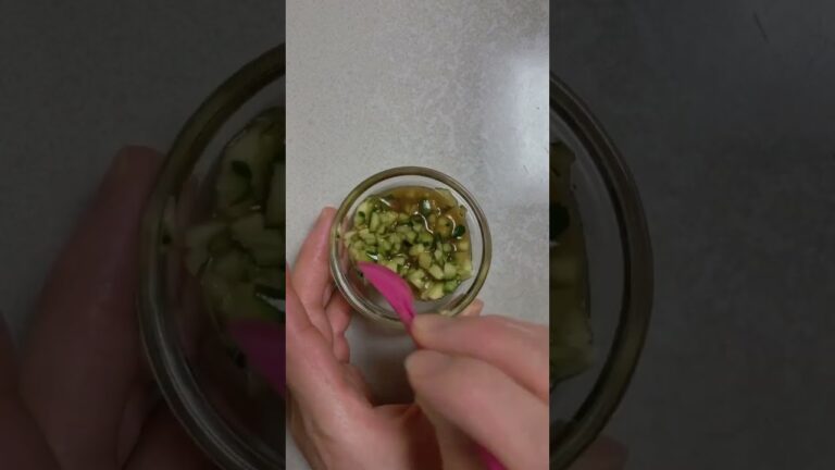 【秒で簡単おつまみ！】きゅうりとワサビ醤油ドレッシングをかけた冷奴 #shorts #冷奴 #豆腐 #おつまみ #簡単レシピ #わさび