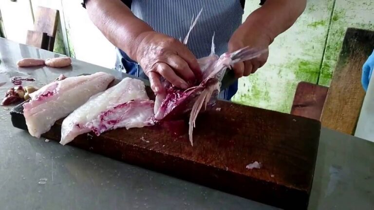 タイの頭を割るタイのかぶと（兜）割り②　主婦の技で割るがけっこう力が入ります　煮物にアラを使うのもいいですね　料理レシピがたくさん