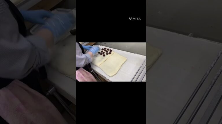 焼き立てパンの工程【大人気、まんまる渋皮マロン】高級な渋皮栗がたっぷり入った贅沢な食パン♡こんなにも使用し焼き上げています♪