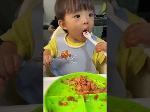 【1歳1か月】フォークで食べるのも練習中！マカロニパスタを食べる/ Practicing eating with a fork #shorts