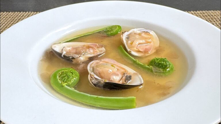 ハマグリとこごみのサクラ風味のワイン蒸し