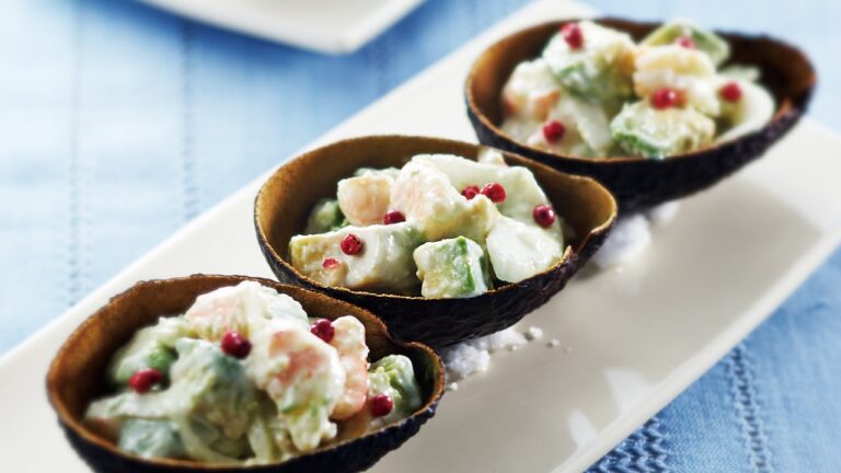 えびとアボカドのマヨチーズサラダ