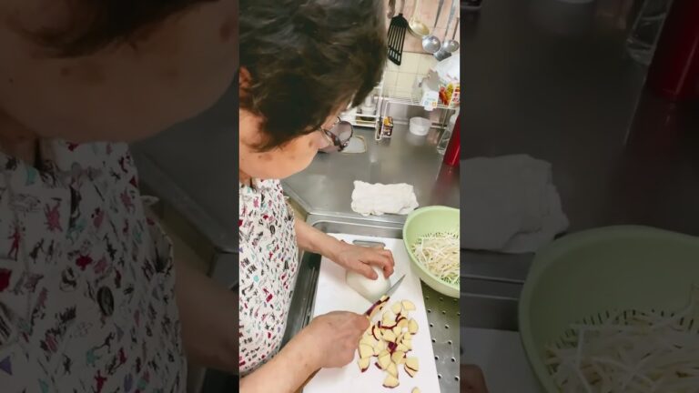 ９３歳おばあちゃん 朝の味噌汁　さつまいも、玉葱、もやし