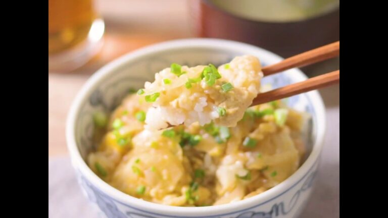 玉ねぎの甘味と揚げ玉で懐かしい味 とろっと 半熟卵丼 ｜ moguna[モグナ]