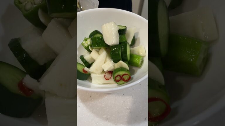 Pickled Cucumbers きゅうりの浅漬けを盛るところ