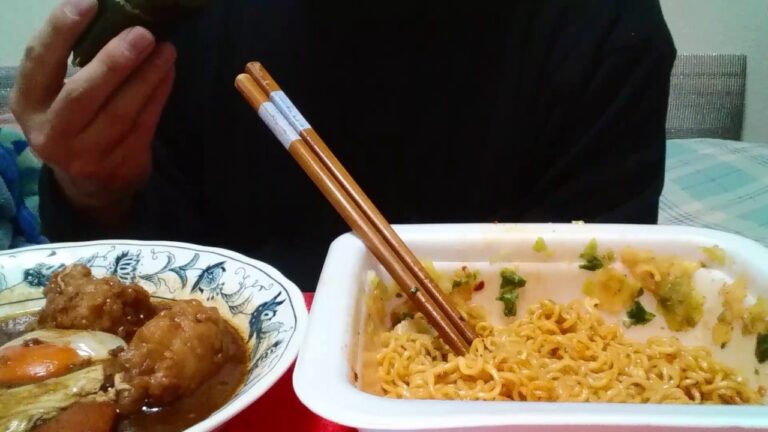 【めし日記】おやじ特製の唐揚げ入りビーフシチューと一平ちゃんのカラムーチョ味とセブンイレブンのおにぎり三個を食べてみた。
