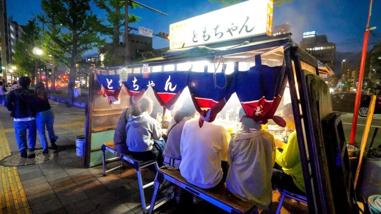 ラーメン一杯７５０円。初めての博多ラーメン屋台に世界のお客さんが大感激する丨Japanese Ramen Yatai