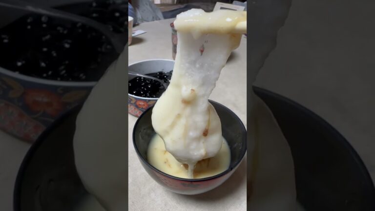 🟥トロォ‼︎これこれ‼︎この感じ☺️#雑煮 の#お餅 はこれくらいトロッとが#美味しい ☺️🟥#ほそかつ #お雑煮 #大好き ☺️白味噌&煮丸餅‼️最高に美味しい雑煮です☺️