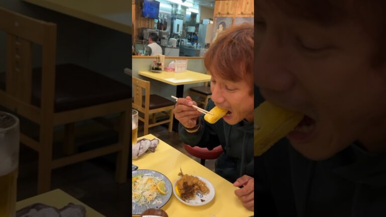 明太子チューブじゃなくてリアル明太子入ってるだし巻きとオッサン（Vo.Gt.東正道） #オッサン #ビール #料理 #明太子 #だし巻き