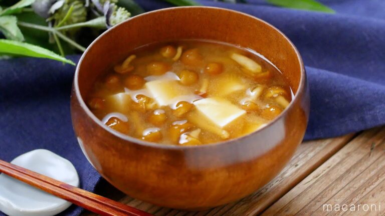 【なめこと豆腐の味噌汁】なめこと豆腐で定番の味！ホッとする味わい♪｜macaroni（マカロニ）
