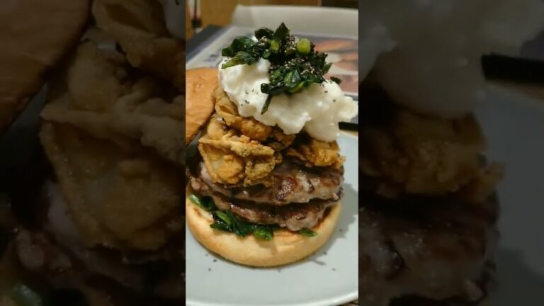 【グルメバーガー】ヴィレッジヴァンガードで牡蠣とほうれん草のグラタンバーガーを食べました。