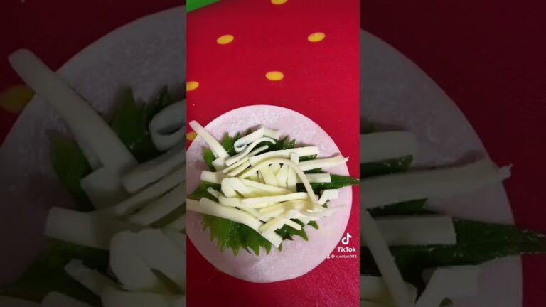 余った餃子の皮で大葉のチーズ巻き。作り方は余った餃子の🥟皮大葉6枚チーズオリーブオイル大さじ1塩お好み。お酒のあてにもなります。良かったらチャンネル登録よろしくお願いします