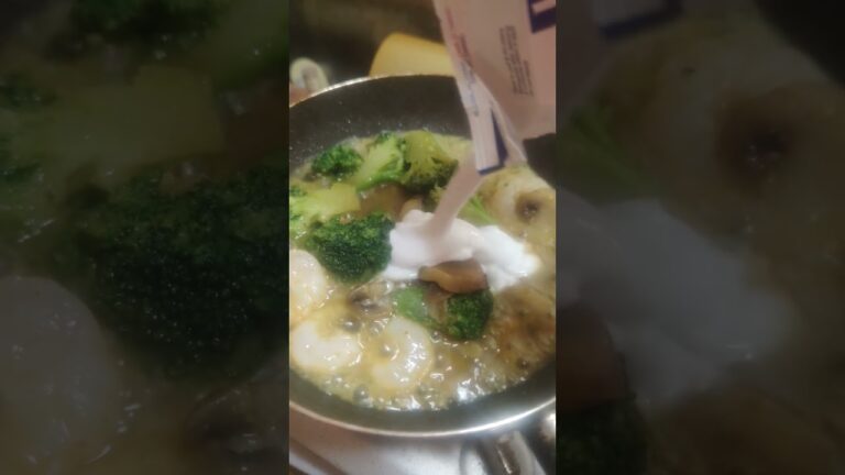 アヒージョの具でエビとブロッコリーとマッシュルームのカレー #not築地メシ