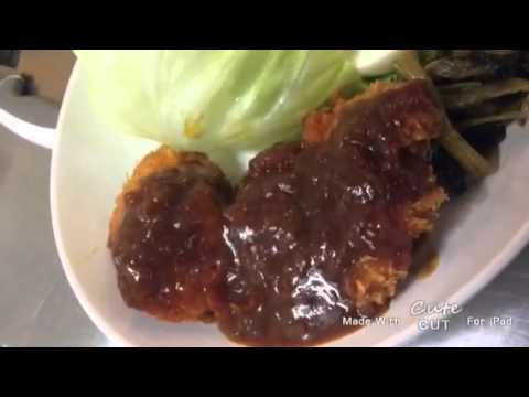 チキンカツの自家製デミトマトソースがけ