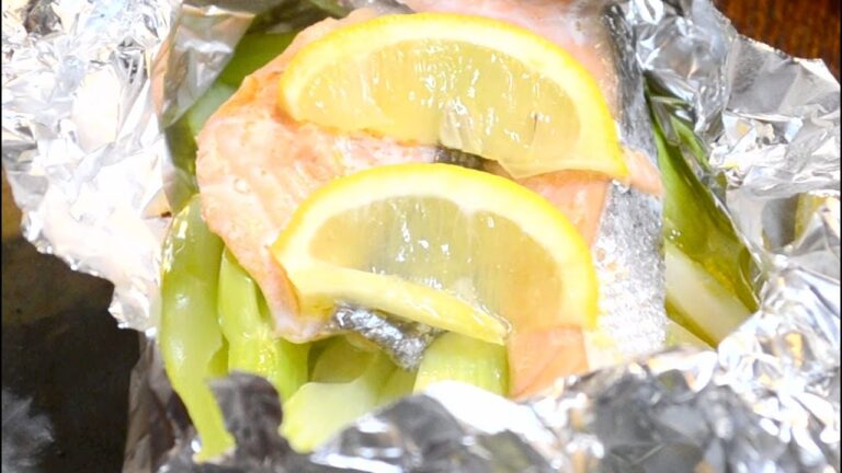 サーモンのレモンとセロリのホイル蒸しの作り方　　How to make broiled salmon and celery wrapped in foil