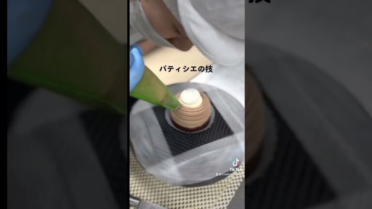 秋・栗の美味しい季節🌰　クリオロのモンブランはパティシエが一つずつ絞っています‼️中も手が混んでいてホイップクリームだけではなくマロンのムースとラム酒のクリーム入り。メレンゲのサクサク感も人気の秘訣